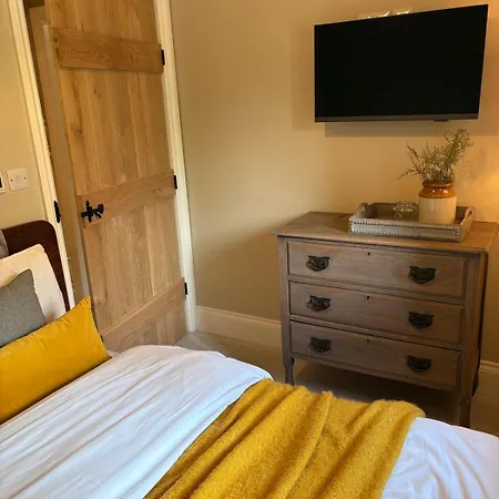 Holly - Village Location, 2miles From Penrith, District *