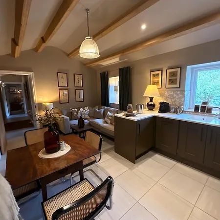 Holly - Village Location, 2miles From Penrith, District *